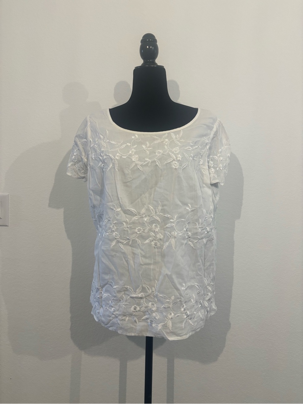 Talbots White Floral Embroidered Scoop Neck Top
